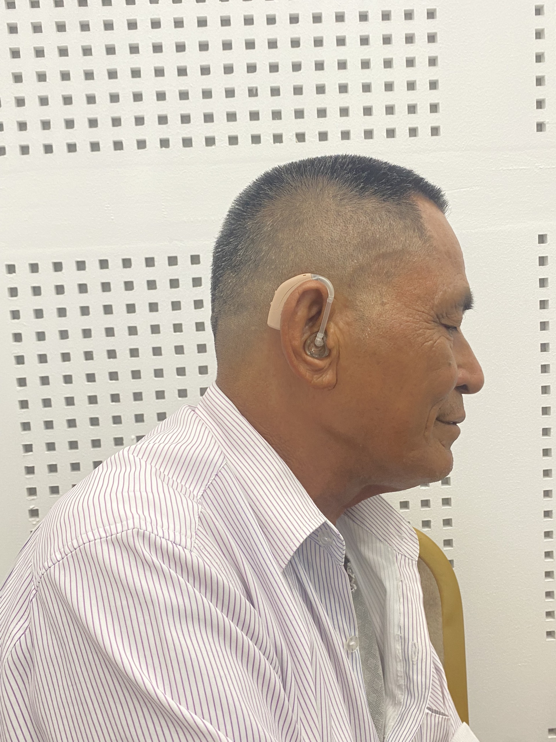 Làm thế nào để đeo máy trợ thính không bị rơi?