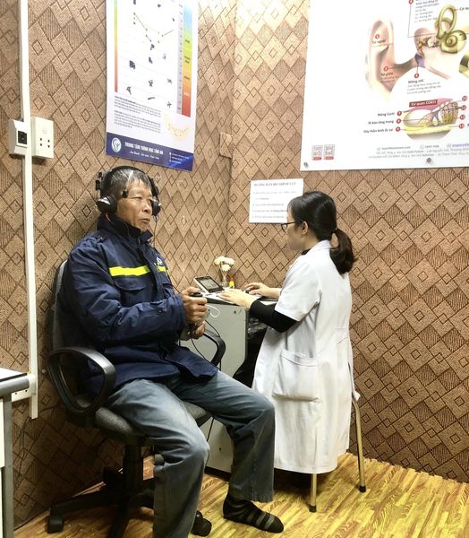 Những người dễ mắc phải nghe kém ảnh hưởng đến công việc và cuộc sống