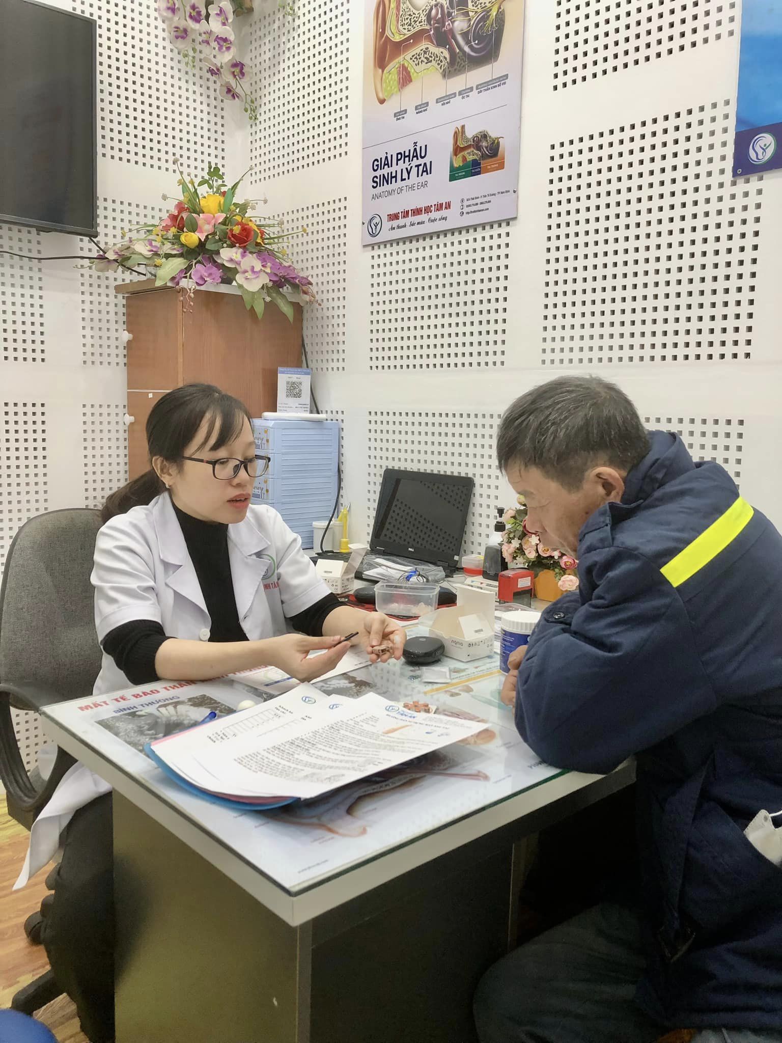 Những người dễ mắc phải nghe kém ảnh hưởng đến công việc và cuộc sống