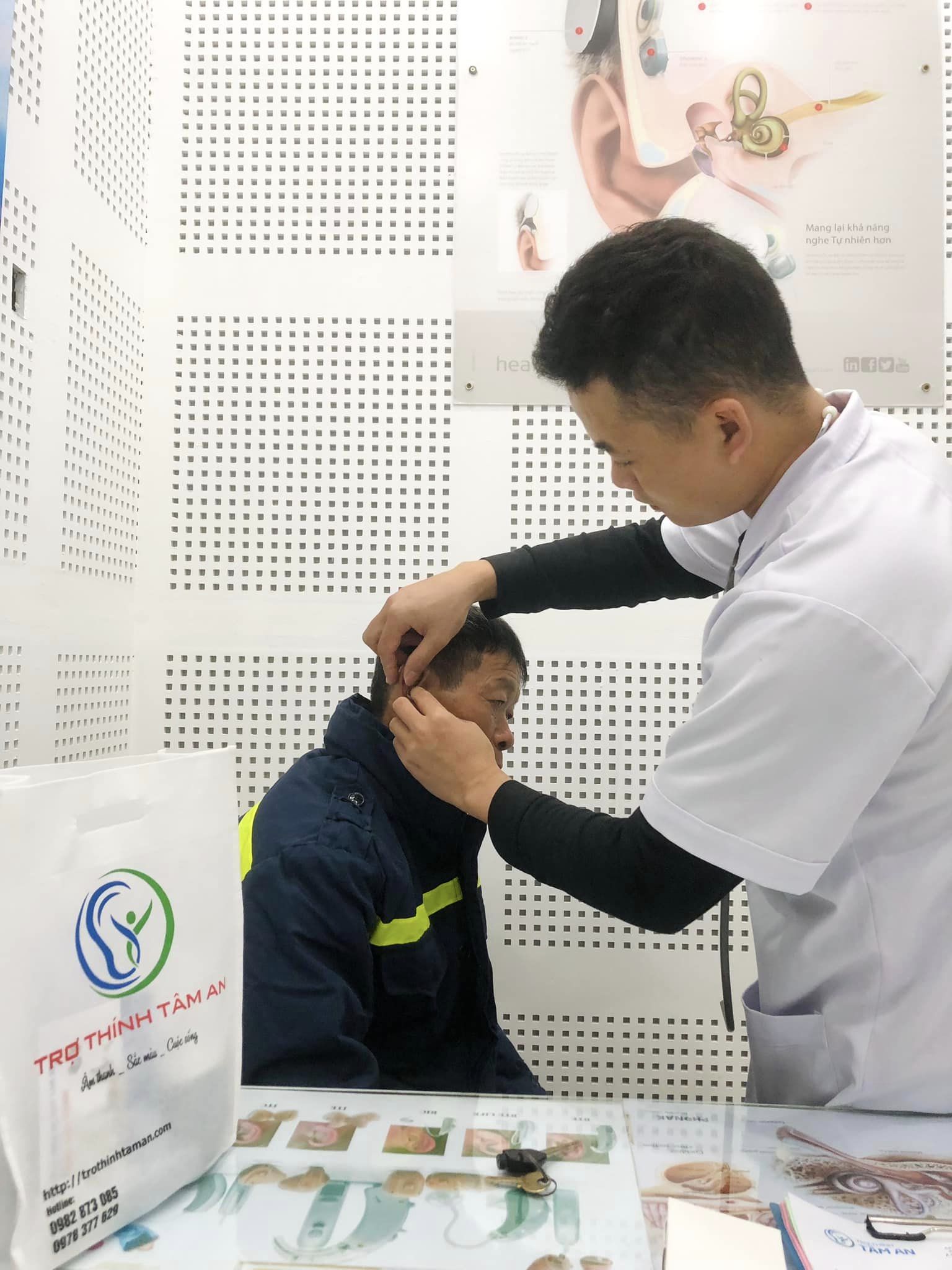 Những người dễ mắc phải nghe kém ảnh hưởng đến công việc và cuộc sống