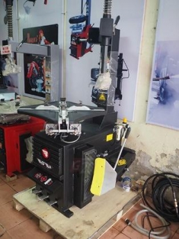 Giới thiệu máy ra vào lốp xe máy, xe con chuyên dụng