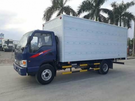 xe tải JAC 2.4t thùng dài 3m7 có máy lạnh.