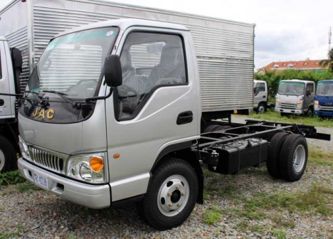 xe tải JAC 2.4t thùng dài 3m7 có máy lạnh.