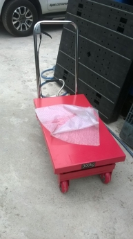 Xe nâng tay thấp giá 3tr5,xe nâng bàn, pallet nhựa rẻ nhất đà nẵng