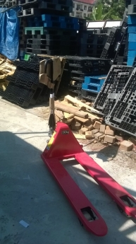 Xe nâng tay thấp giá 3tr5,xe nâng bàn, pallet nhựa rẻ nhất đà nẵng