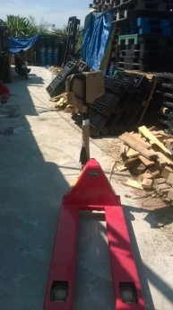 Xe nâng tay thấp giá 3tr5,xe nâng bàn, pallet nhựa rẻ nhất đà nẵng