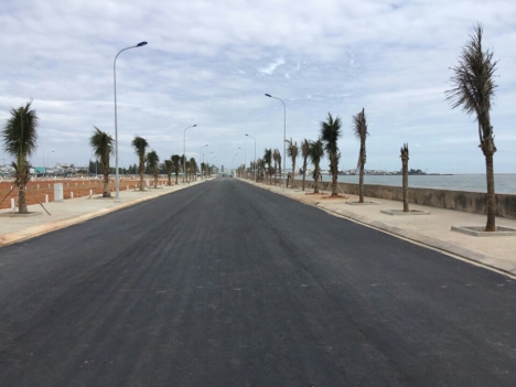 Cần bán gấp 2 lô đất mặt biển : B10,28,29 đường 7m5,giá chỉ 15 tr/m2 .