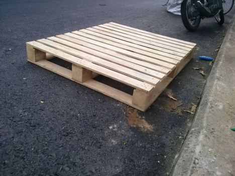 Chuyên bán pallet gỗ thông ,thùng rác công nghiệp tại đà nẵng