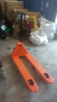 Thanh lý xe nâng tay thấp ,pallet gỗ su gỗ thông tại miền trung