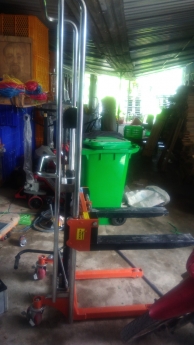 Xe nâng tay ,thùng rác công nghiệp tại đà nẵng
