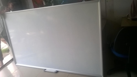 Cắt bảng trắng mica treo tường, bảng 3 ly việt Nam, bảng từ giá rẻ quận gò vấp