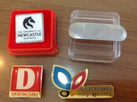 Thẻ tên đeo áo, thẻ tên nhân viên, name tag đeo áo, đặt logo cài áo, pin cài áo