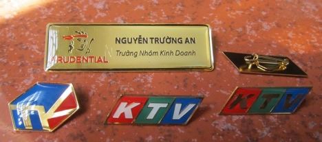 Thẻ tên đeo áo, thẻ tên nhân viên, name tag đeo áo, đặt logo cài áo, pin cài áo
