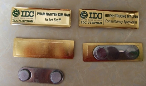 Thẻ tên đeo áo, thẻ tên nhân viên, name tag đeo áo, đặt logo cài áo, pin cài áo