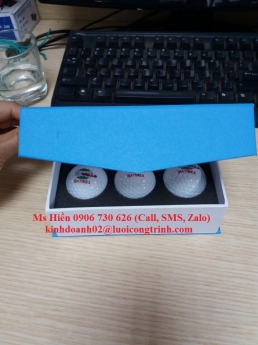 Bóng tập golf và bóng nổi đấnh ra hồ