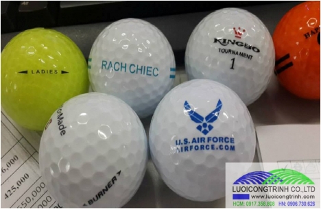 Bóng tập golf và bóng nổi đấnh ra hồ