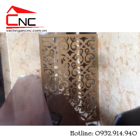 Dùng vách ngăn cnc đẹp ngăn giữa phòng khách và cầu thang