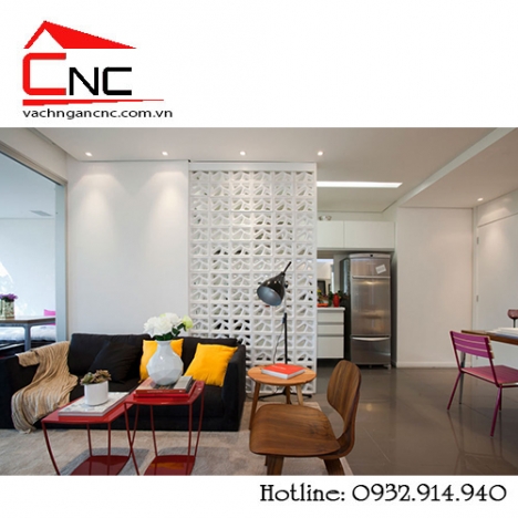 Dùng vách ngăn cnc đẹp ngăn giữa phòng khách và cầu thang