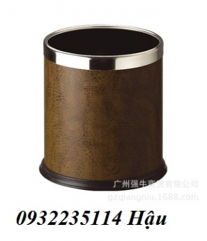 Thùng rác bọc da đặt trong phòng khách sạn