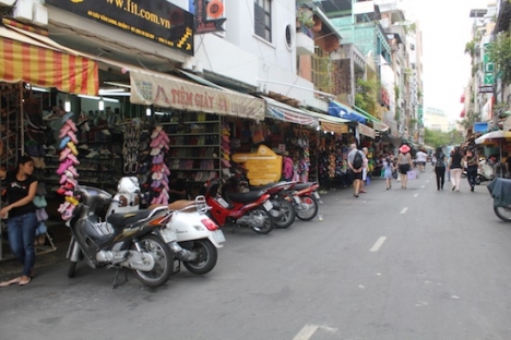 CHO THUÊ LẦU 1 CỦA NHÀ MẶT TIỀN NGAY CHỢ BẾN THÀNH Q1