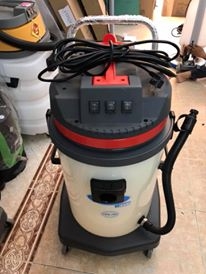 máy hút bụi và nước công nghiêp