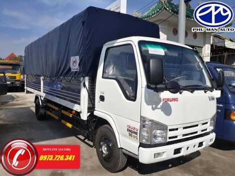 Xe tải ISUZU 1t9 thùng dài 6m2 chở sắt thép trong thành phố.