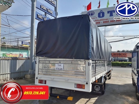 Xe tải ISUZU 1t9 thùng dài 6m2 chở sắt thép trong thành phố.