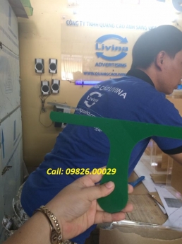 Mẫu những loại biển đón cầm tay giá chỉ 350.000