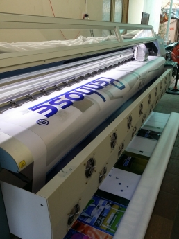 In logo/nhãn tên trên chất liệu vải keo/ decal/bạt hiflex/inox đổ keo