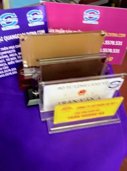 Biển chức danh Mica là gì- Địa chỉ mua biển chức danh để bàn tại Hà nội