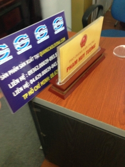 Biển chức danh Mica là gì- Địa chỉ mua biển chức danh để bàn tại Hà nội