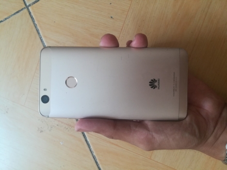 hàng độc huawei nova gold rất đẹp ram 4G/64G bán hay giao lưu