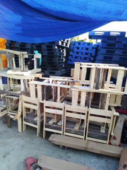 Chuyên đóng và phân phối bàn ghế bằng gỗ thông tại đà nẵng