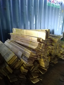 Chuyên đóng và phân phối bàn ghế bằng gỗ thông tại đà nẵng