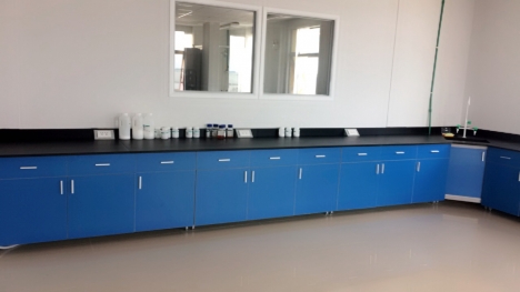 Bàn thí nghiệm áp tường phòng lab