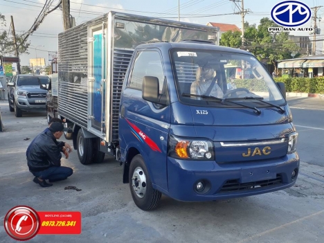 Xe tải nhẹ JAC 1t5 màu xanh thùng dài 3m2.