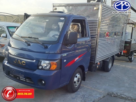 Xe tải nhẹ JAC 1t5 màu xanh thùng dài 3m2.