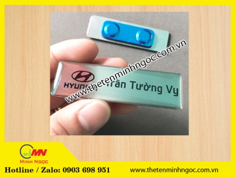 thẻ tên đeo áo giá sỉ, bảng mica dán phòng