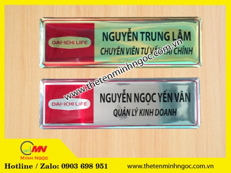thẻ tên đeo áo giá sỉ, bảng mica dán phòng
