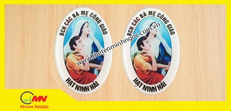 thẻ tên đeo áo giá sỉ, bảng mica dán phòng