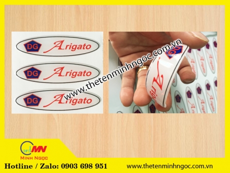 thẻ tên đeo áo giá sỉ, bảng mica dán phòng