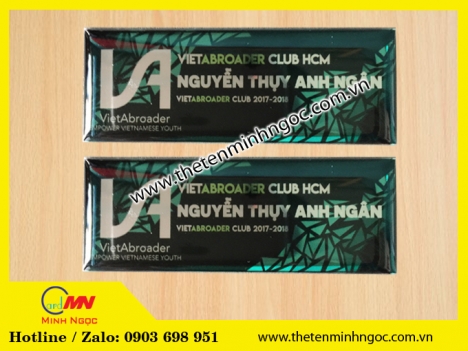 thẻ tên đeo áo giá sỉ, bảng mica dán phòng