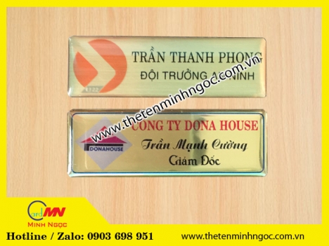 thẻ tên đeo áo giá sỉ, bảng mica dán phòng