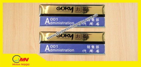 thẻ tên đeo áo giá sỉ, bảng mica dán phòng