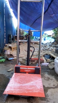Xe nâng mặt bàn ,thùng phi nhựa,thùng rác đà nẵng