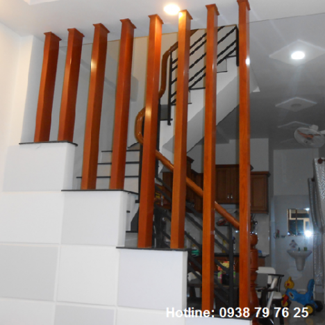 Kết hợp vách ngăn cầu thang đẹp với lam gỗ trang trí bằng gỗ MDF