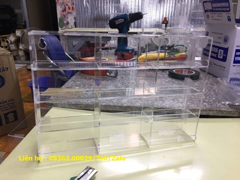 Kệ mica, kệ tài liệu, kệ đựng tờ rơi bằng mica để đất