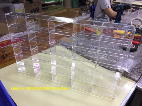 Kệ mica, kệ tài liệu, kệ đựng tờ rơi bằng mica để đất