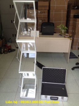 Kệ mica, kệ tài liệu, kệ đựng tờ rơi bằng mica để đất