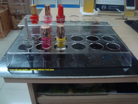 Làm kệ mỹ phẩm mica lấy luôn trong ngày giá rẻ